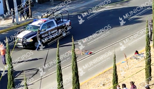 VIDEO Auto atropella y mata a ciclista frente a terminal de Ruta en Cholula