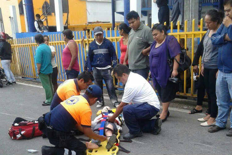 Motociclista atropella a estudiante en Teziutlán