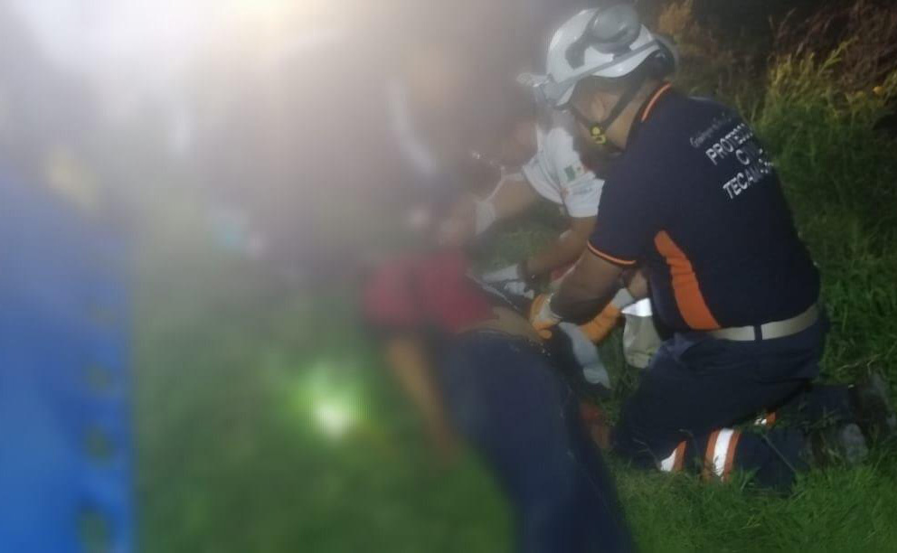 Vehículo atropella a motociclistas y los deja graves en Tecamachalco