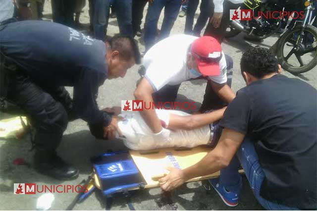 Camioneta atropella y lesiona a 2 hombres que viajaban en moto por la federal México-Tuxpan