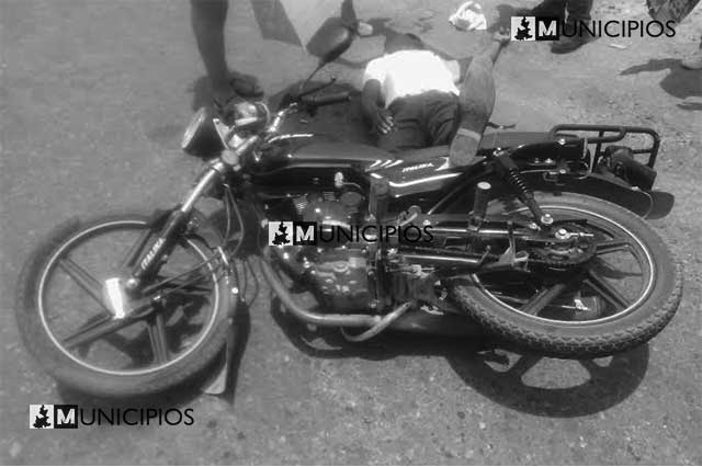 Camioneta atropella y lesiona a 2 hombres que viajaban en moto por la federal México-Tuxpan