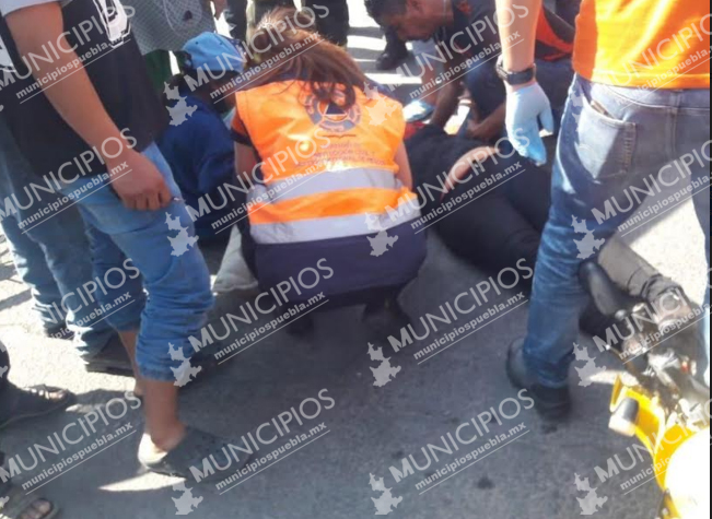 Patrulla de la policía municipal embiste a madre e hija en moto en Puebla