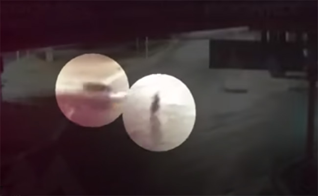 VIDEO Camioneta embiste a motociclista y chofer intenta huir