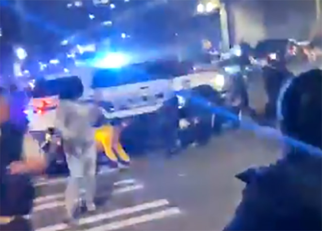 VIDEO Patrulla atropella a multitud que realizaba carrera nocturna en Washington