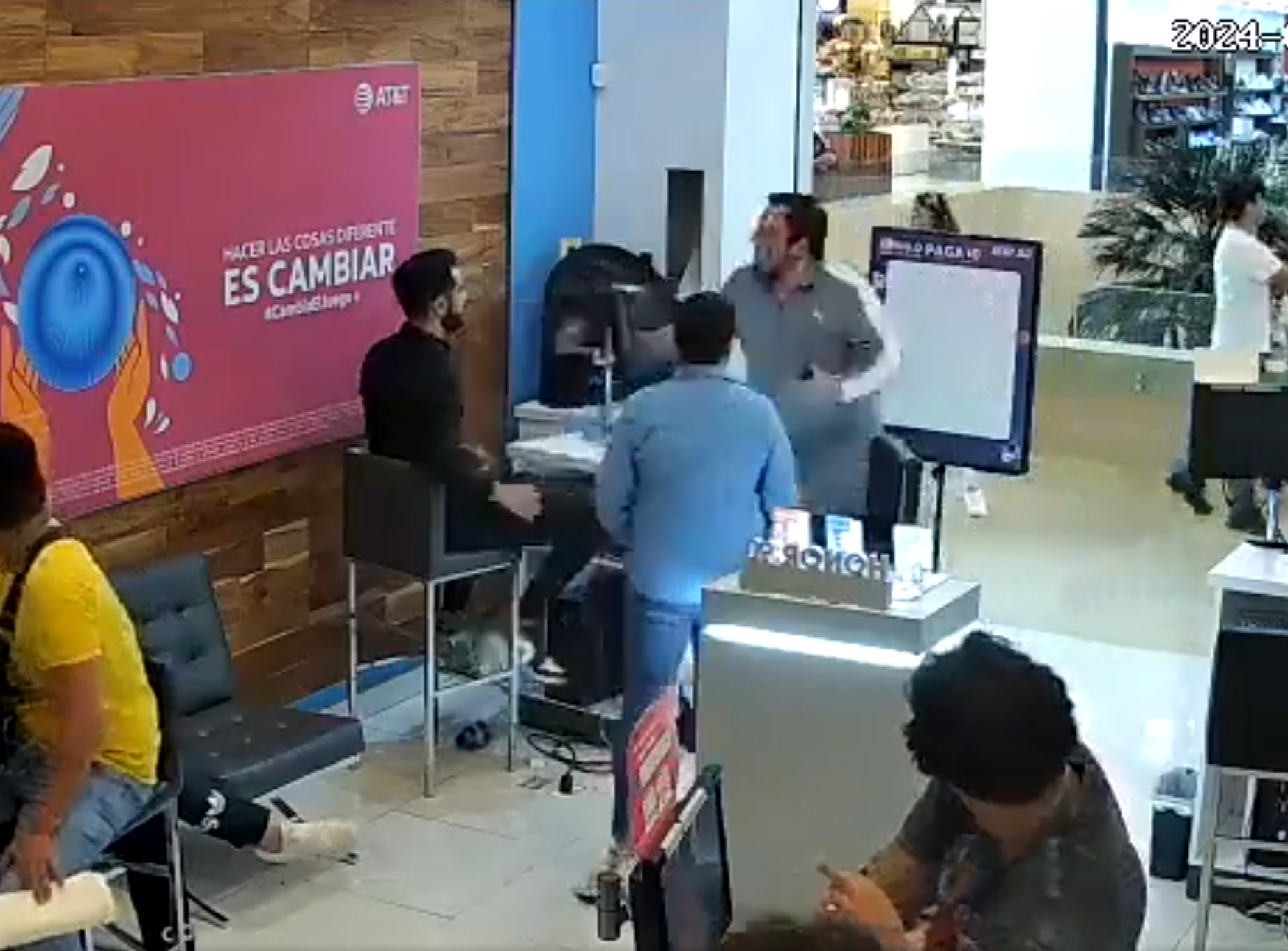 VIDEO Cliente pierde la cabeza y golpea a empleado de ATT Angelópolis