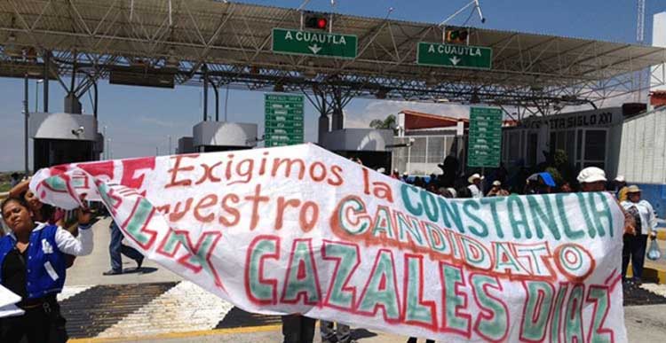Cierran autopista Siglo XXI por conflictos post electorales en Atzitzihuacan