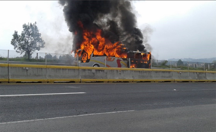 Fuego calcina autobús de pasajeros AU en la México-Puebla