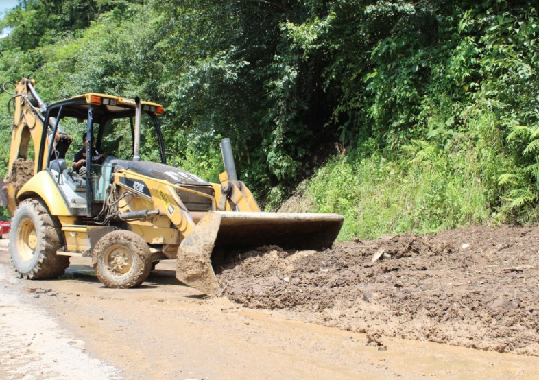 Abren caminos  bloqueados por las lluvias en Tlaola y Tlapacoya