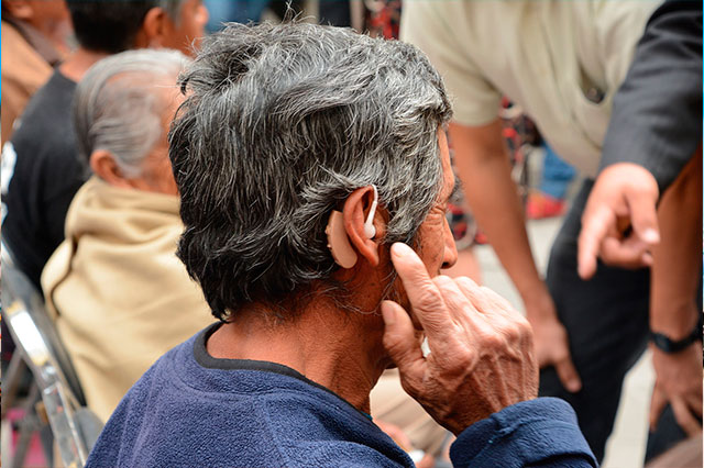 DIF de San Pedro y UPAEP entregan aparatos auditivos  en Cholula