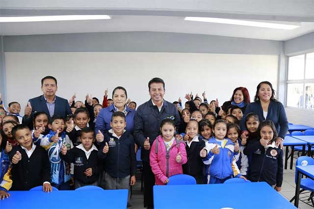 Entregan aulas didácticas a alumnos del CEDAT en San Andrés