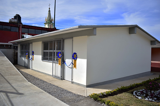 Inauguran dos aulas en escuela de Zacapoaxtla