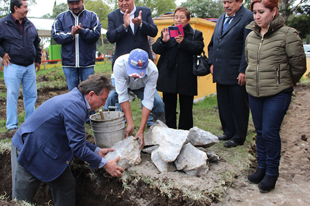 Inician construcción de aulas en escuelas de Tepeaca