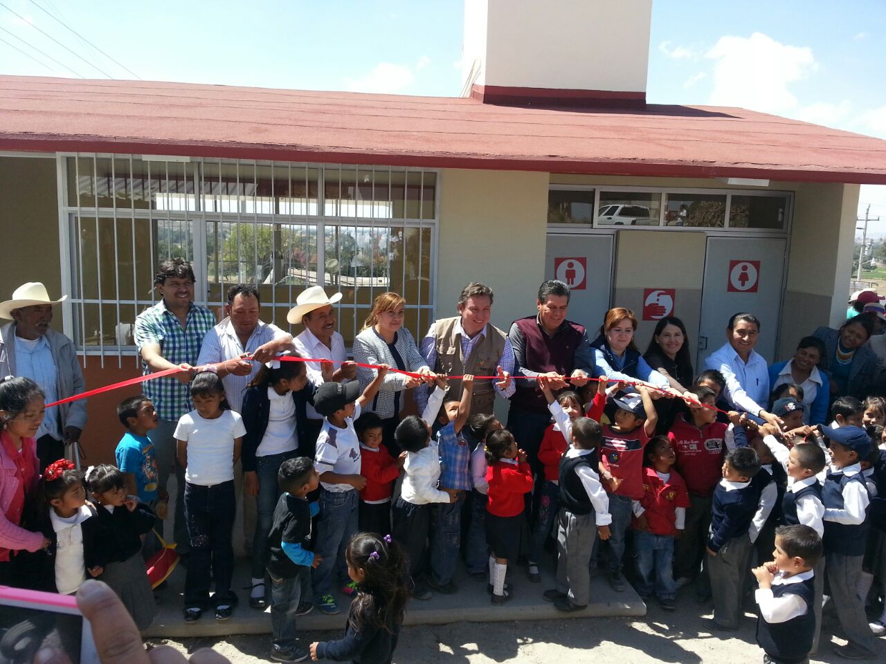 Edil de Tepeaca entrega obras educativas al CONAFE