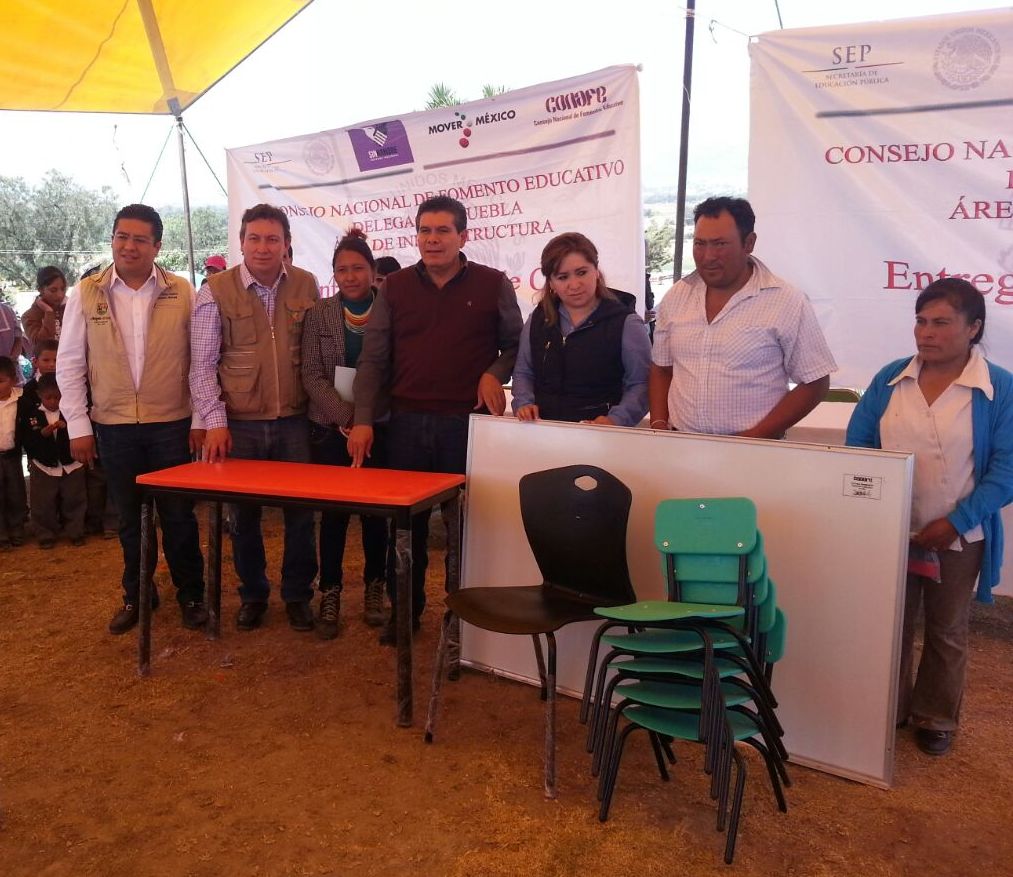 Edil de Tepeaca entrega obras educativas al CONAFE