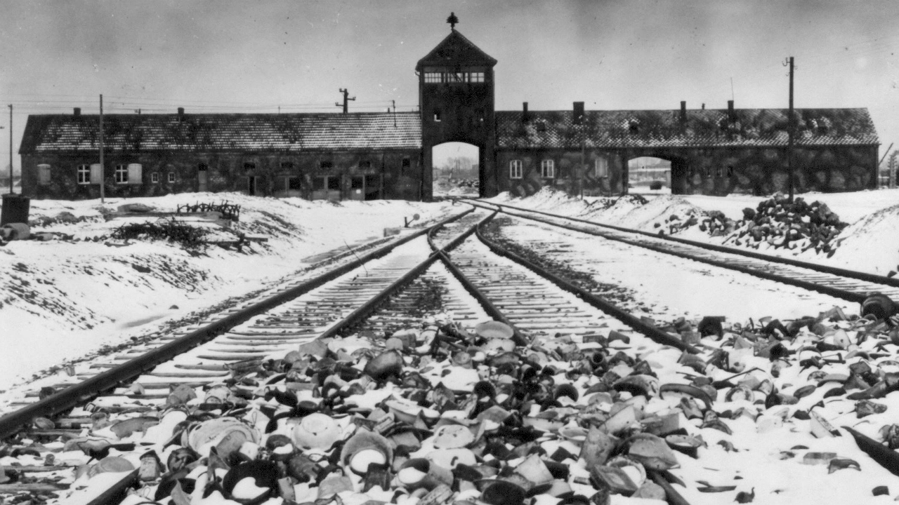 Sobrevivientes del holocausto conmemoran 80 años de la liberación de Auschwitz