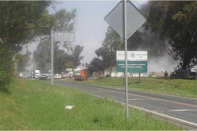 En San Lucas el Grande vecinos queman auto que atropelló a motociclista