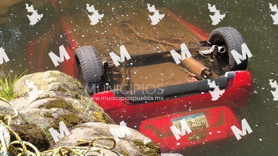 En Huauchinango buscan a ocupantes de auto que cayó al río