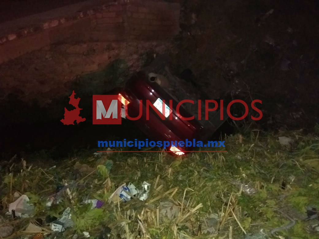 Vehículo cae a un barranco en Tecamachalco
