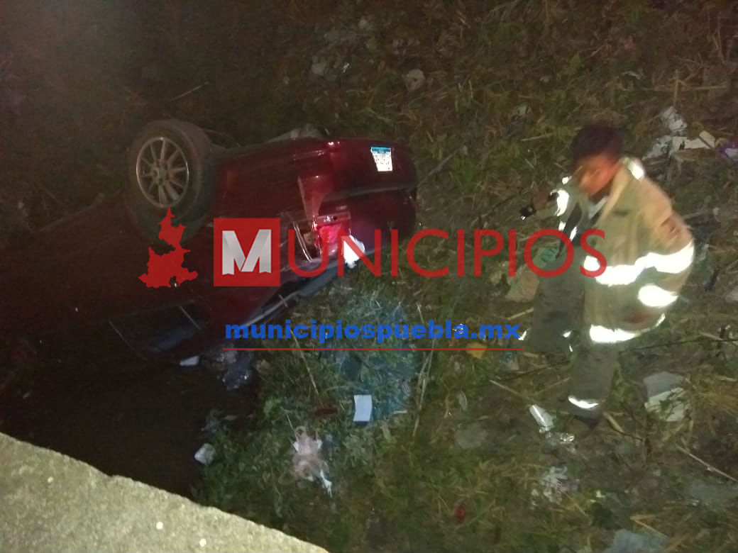 Vehículo cae a un barranco en Tecamachalco