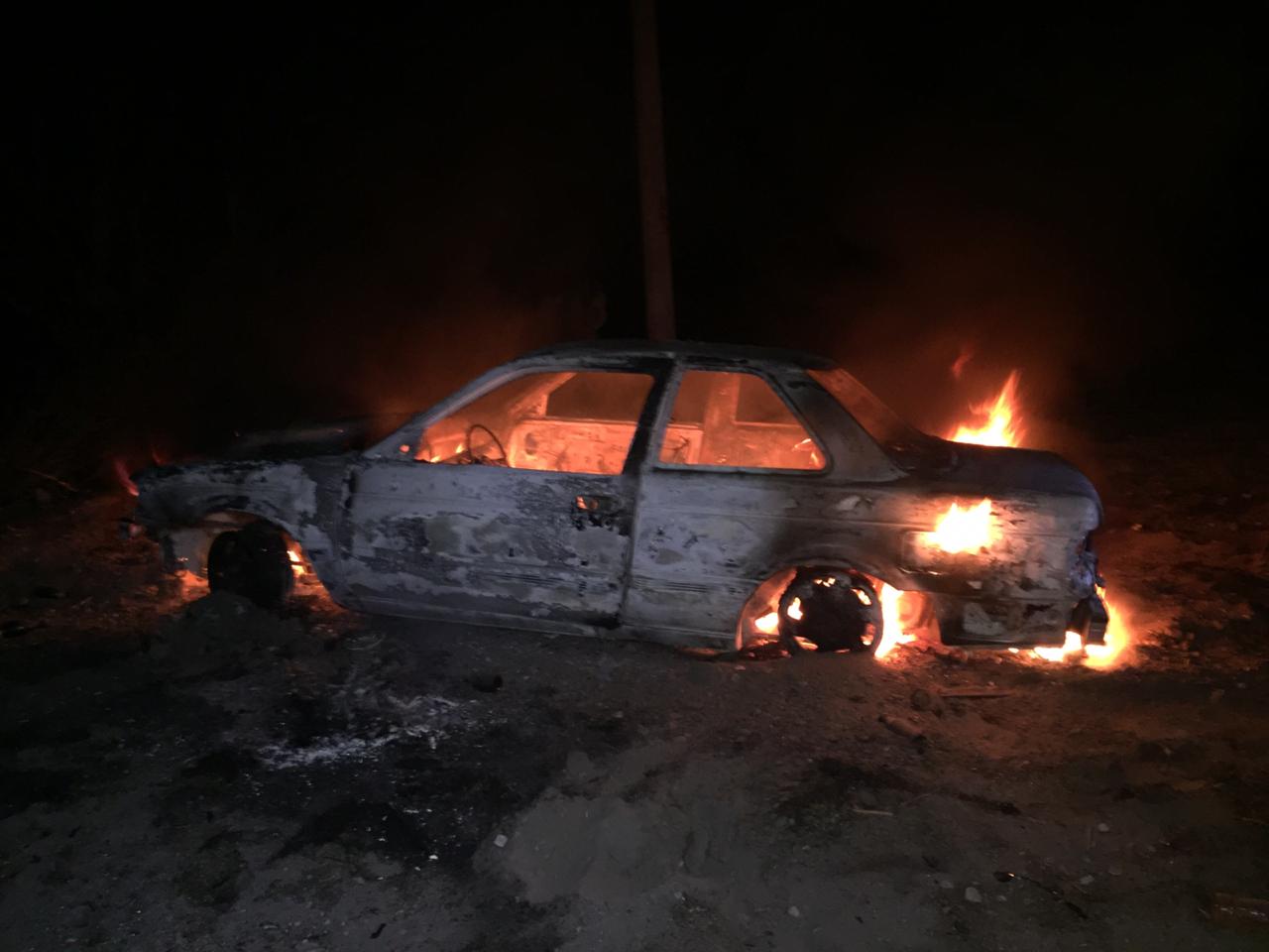 Hallan auto incendiándose en la federal Puebla-Tehuacán