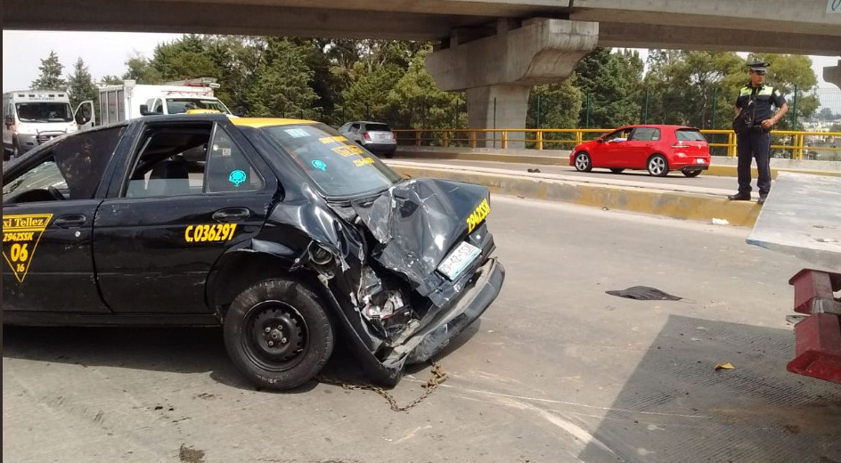 Se vuelca taxi en el puente de La María 