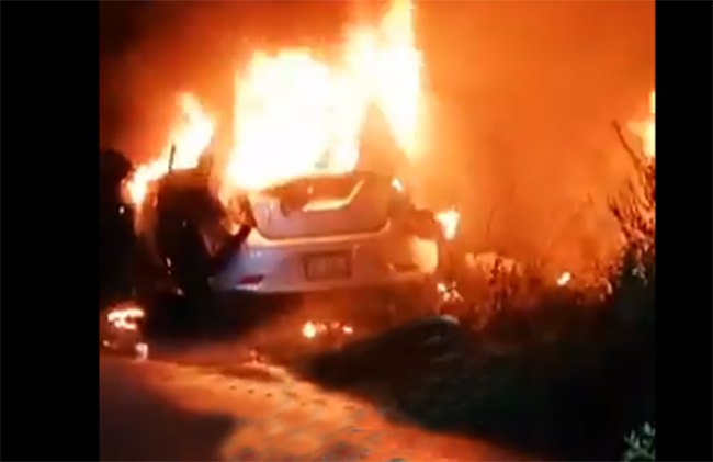 Tras balacera queman dos autos en Coronango