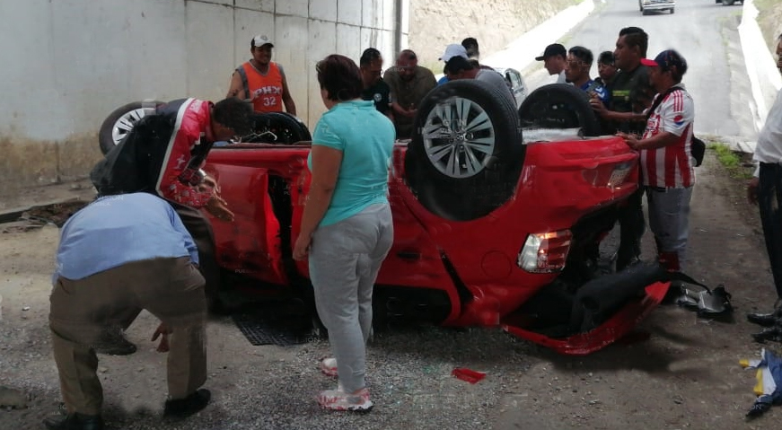 De milagro se salvan tras caer con auto desde el puente Vicente Suárez
