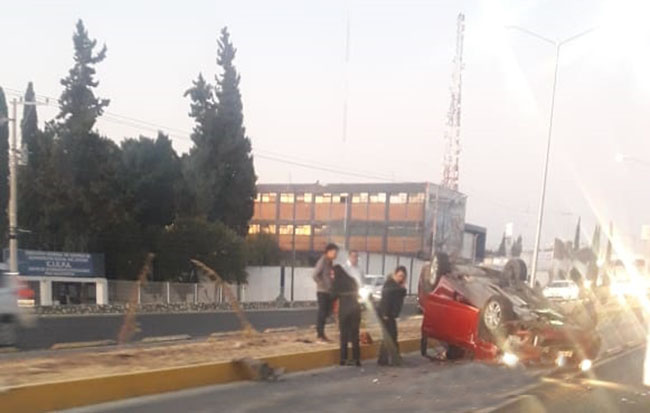 Vuelca auto y bloquea carril de Ruta en Puebla capital