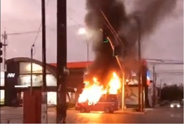 VIDEO Incendiaron auto afuera del juego entre Xolos y Puebla