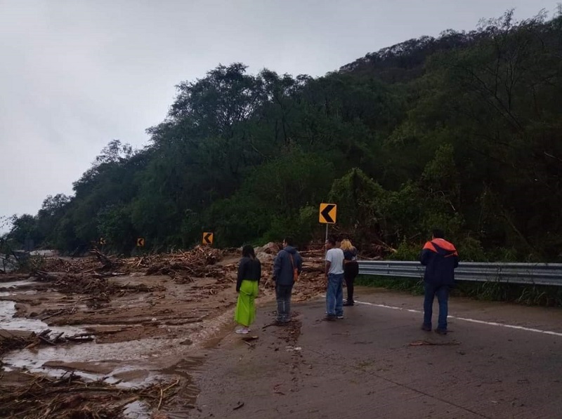 Deslaves bloquean la autopista del Sol y la federal a Acapulco