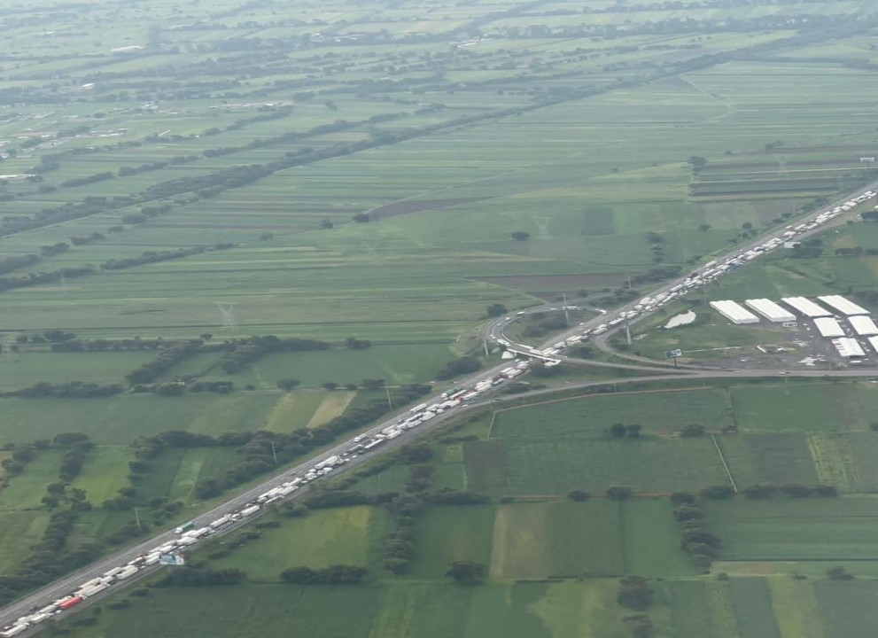 Por más de 20 kilómetros se extiende la fila de autos en la México-Puebla