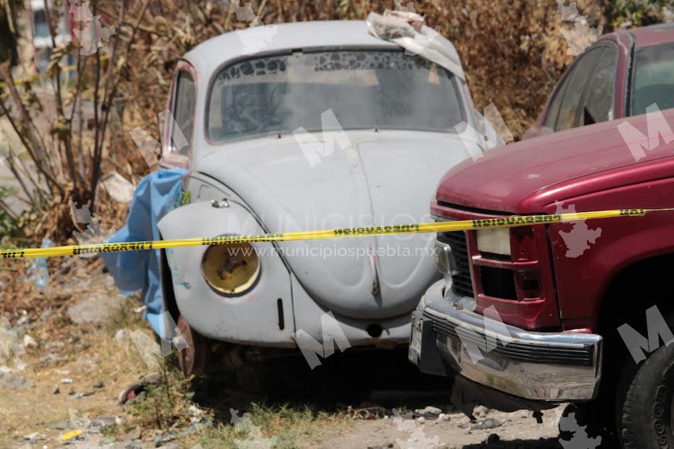 Hallan cadáver de hombre debajo de un auto abandonado en la Tepeyac