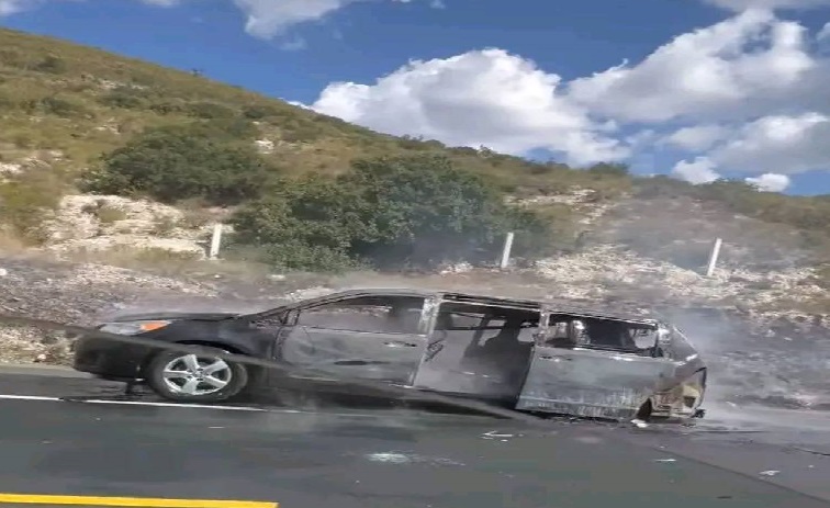 Vehículo quedó reducido a cenizas tras incendiarse en la Cuacnopalan-Oaxaca