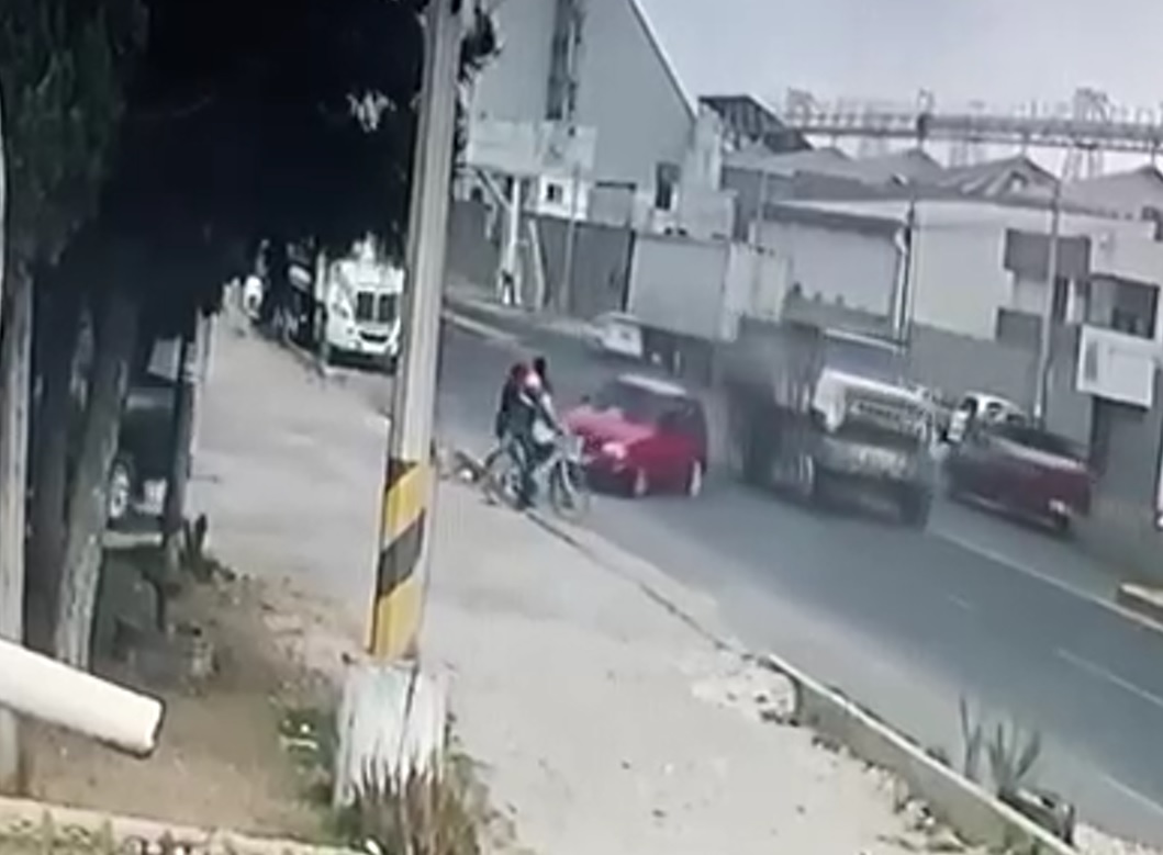 VIDEO Conductor embiste a tres personas en la federal a Tehuacán