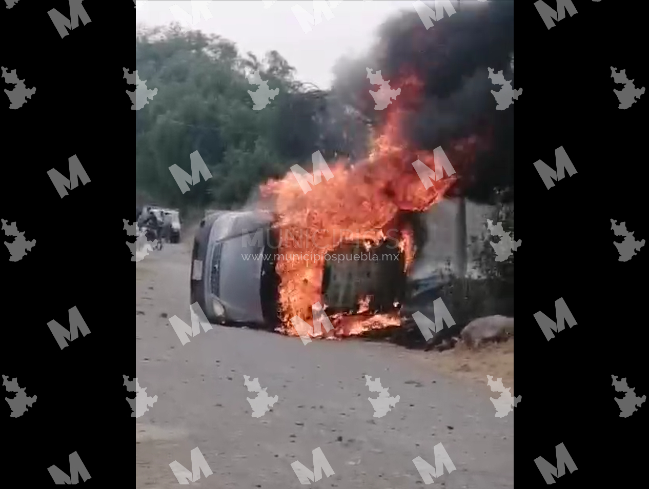 Tras rescate de presuntos ladrones, vecinos de Teotlalcingo incendian vehículo