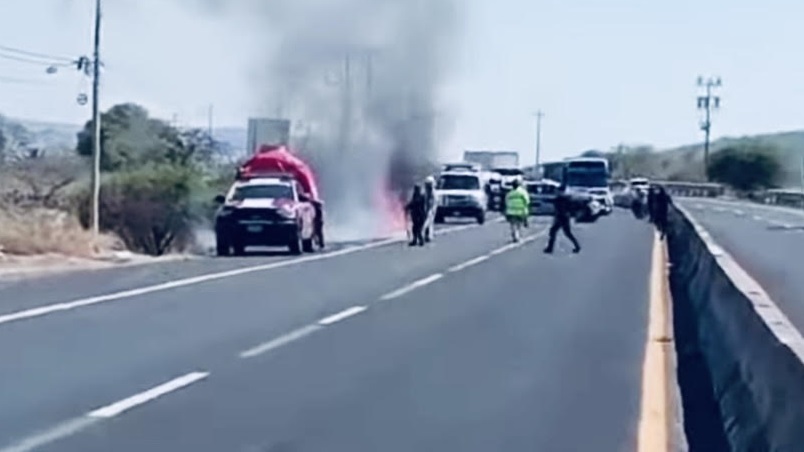 Se quema auto en carretera de Atlixco a Izúcar de Matamoros