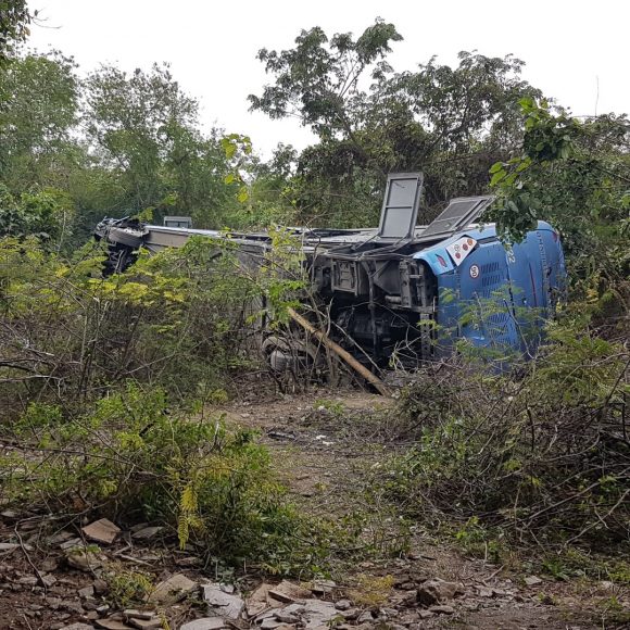 Autobús cae de puente y mueren 10 personas en Cuba