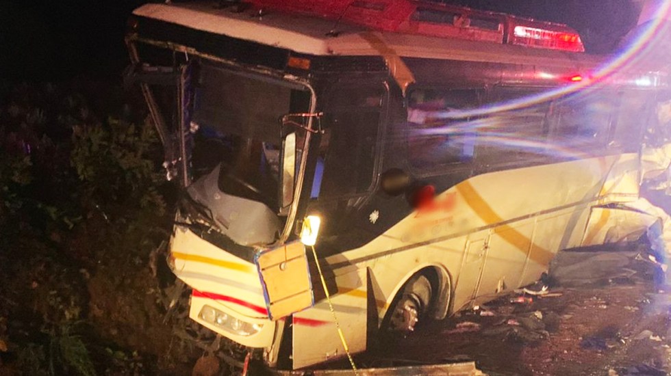VIDEO Choque de tráiler y autobús deja 6 muertos en la Guadalajara-Tepic