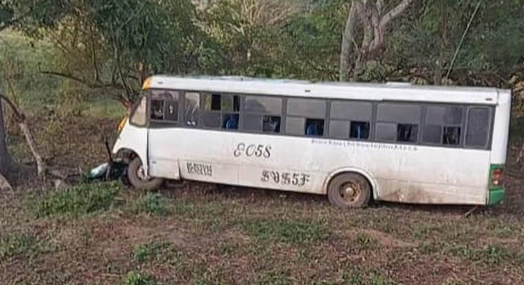 Vuelca autobús y deja heridos a 40 jornaleros en Oaxaca