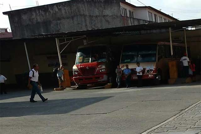 Sujetos armados atracan autobús de pasajeros de la línea AUS