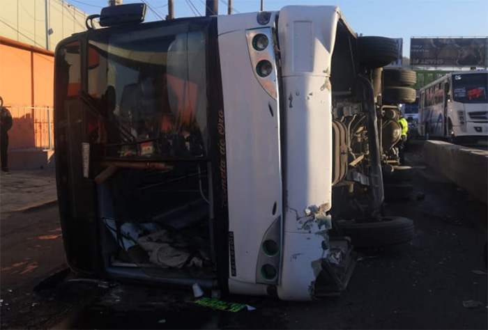 Por exceso de velocidad vuelca autobús en la México-Pachuca