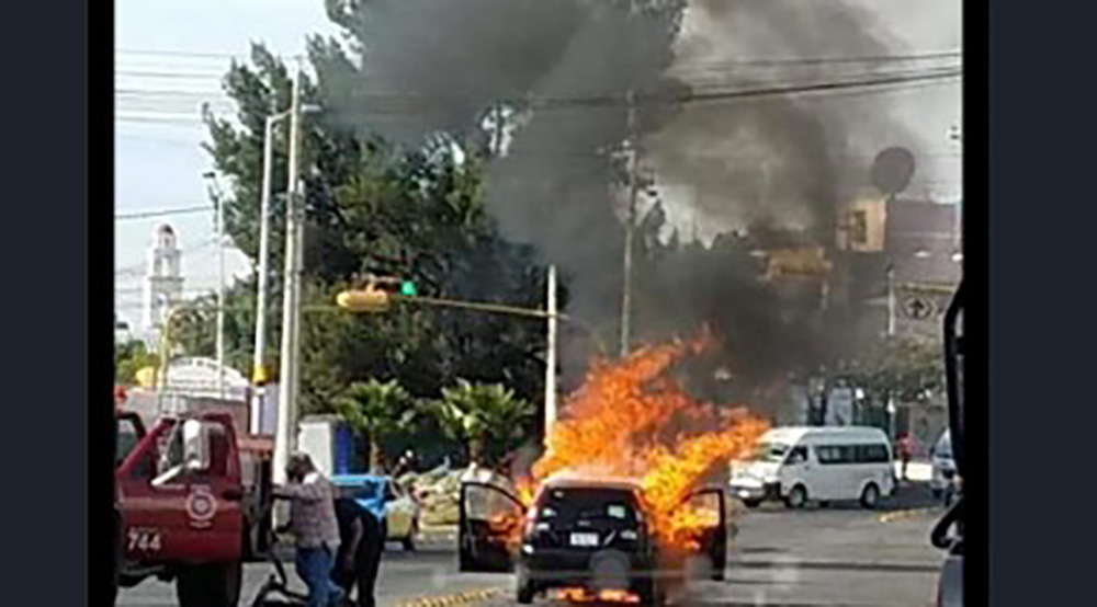 Se incendia auto en la entrada de Atlixco