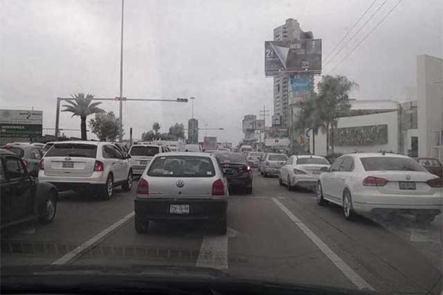 Disparan a conductor de Jaguar en la autopista Puebla-Atlixco
