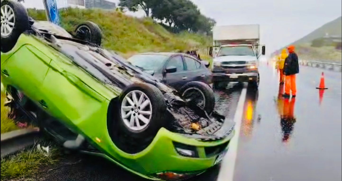 Lluvia provoca accidente a par de mujeres en la vía Atlixcáyotl