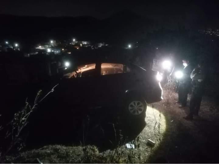 Cae a barranca profunda auto en límites de Atlixco y Tianguismanalco