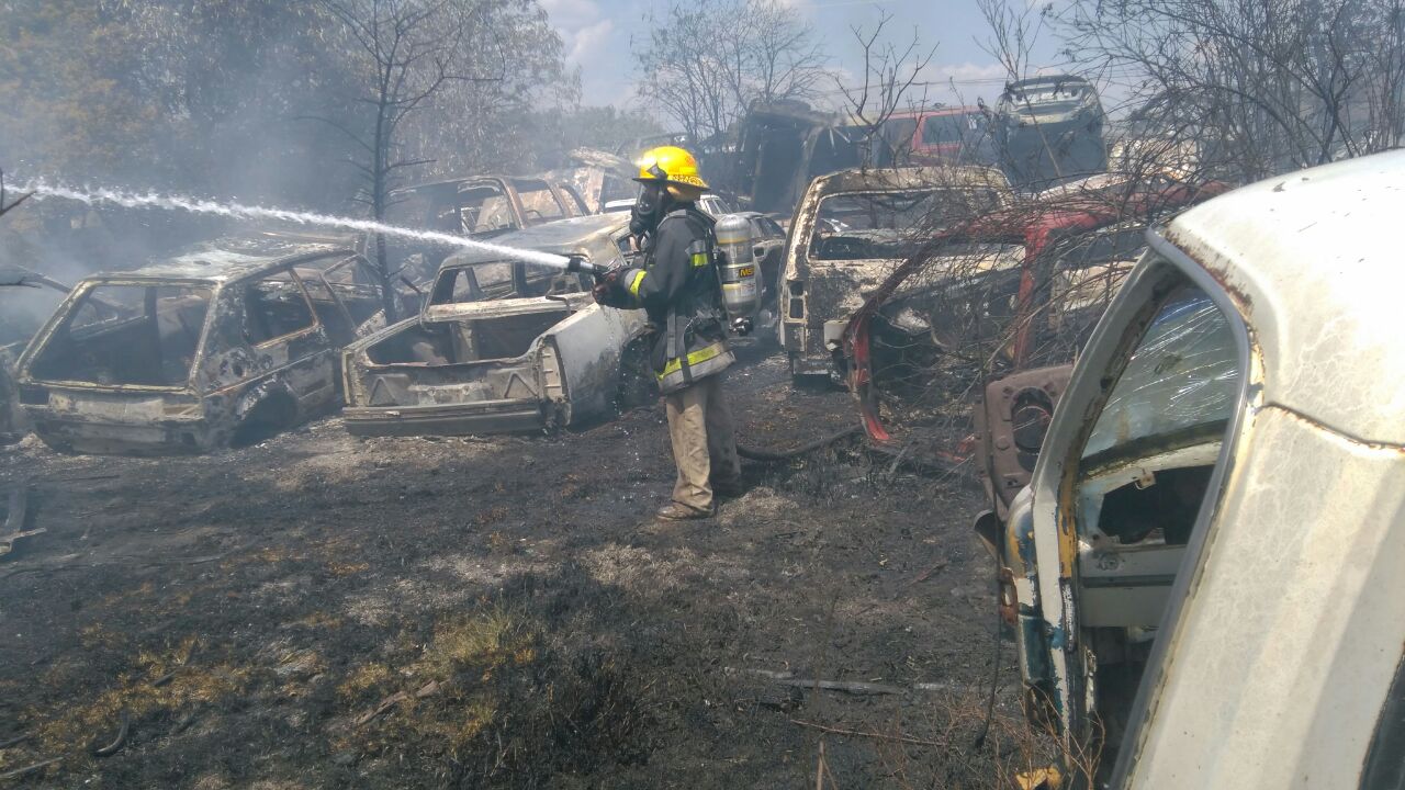 Incendio consume corralón de automóviles en Tepeaca