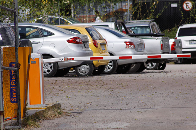 Autos usados en delitos son dejados en plazas de San Andrés