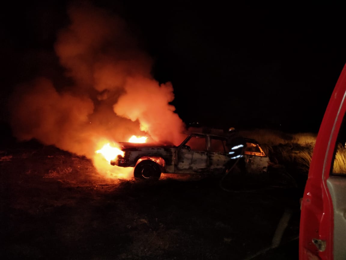 Atlixquenses incendian autos por diversión en Tepango