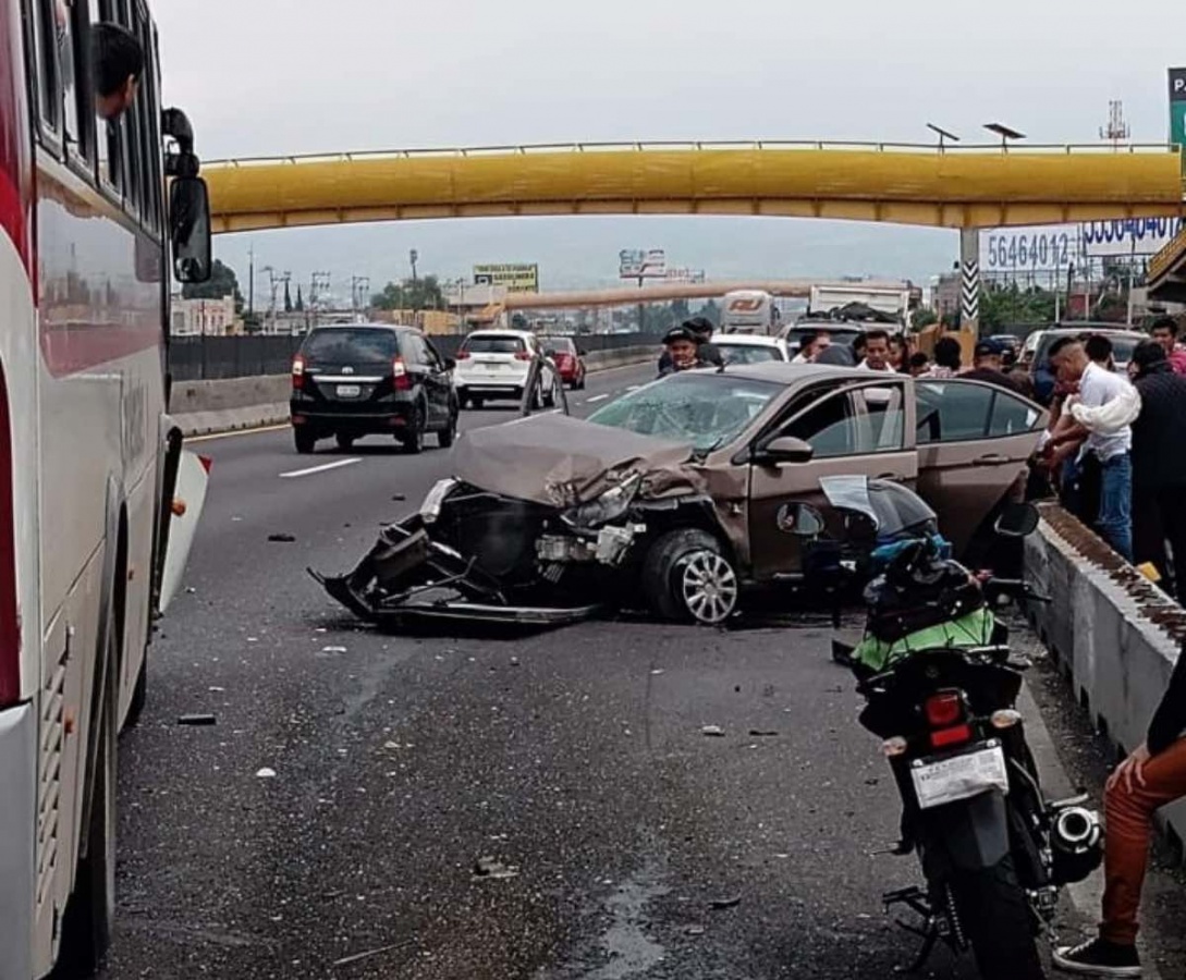 VIDEO Autobús de pasajeros embiste a auto en la México-Puebla