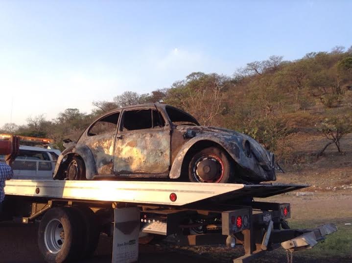 Abandonan Volkswagen incendiado en la Izúcar-Acatlán